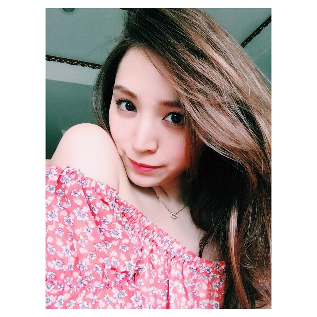 杉ありさのインスタグラム：「私は文字を書く事が昔から好きで、ある意味ストレス発散になるというか、自分が考えてる事とかを書き出すとクリアになるしポジティブになれたりします。 よくノートに色々と書いていたのに、パタパタしているとそんな時間を持てなかったりして、心の余裕が足りないなっていう時は大体文字を書いていない時だったり。 今日久しぶりにノート6ページぎっしり文字で埋めました笑 これだけ聞くとちょっとこわいね😂 ちなみにお手紙を書くのもとっても好きです。 心を文字にするのが好き。 なので皆さんから頂くお手紙もとっても嬉しいしとってもパワーになります！ いつもありがとうございます💓 #全く関係ない写真笑 #さっき前髪切ろうと決意した #なのでさようなら今のスタイルということで笑 #そしてこれ読んだ友達がノート6ページこわいって連絡がきた笑 #最後は周りのみんなへの感謝ばっかり書いてたよ #みんな引かないでね😂 #happy #life #me #arisasugi #girl #summer #love #thankyou #instalike #instagood #instalove #instabeauty #beauty #smile #selfie」