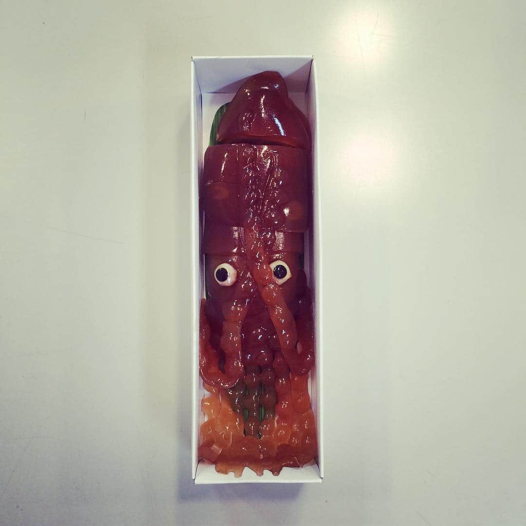 とよた真帆さんのインスタグラム写真 - (とよた真帆Instagram)「わたくし、いかようかん、という者です😳😂 #北海道 #函館 #朝イカ #スィーツ#羊羹 #お菓子#イカ #どうしたもんでしょう #甘い のか#しょっぱい のか#食べたら #可哀想な #差し入れ でございます（笑）#sweets #food #instasweet」7月26日 18時41分 - maho_toyota