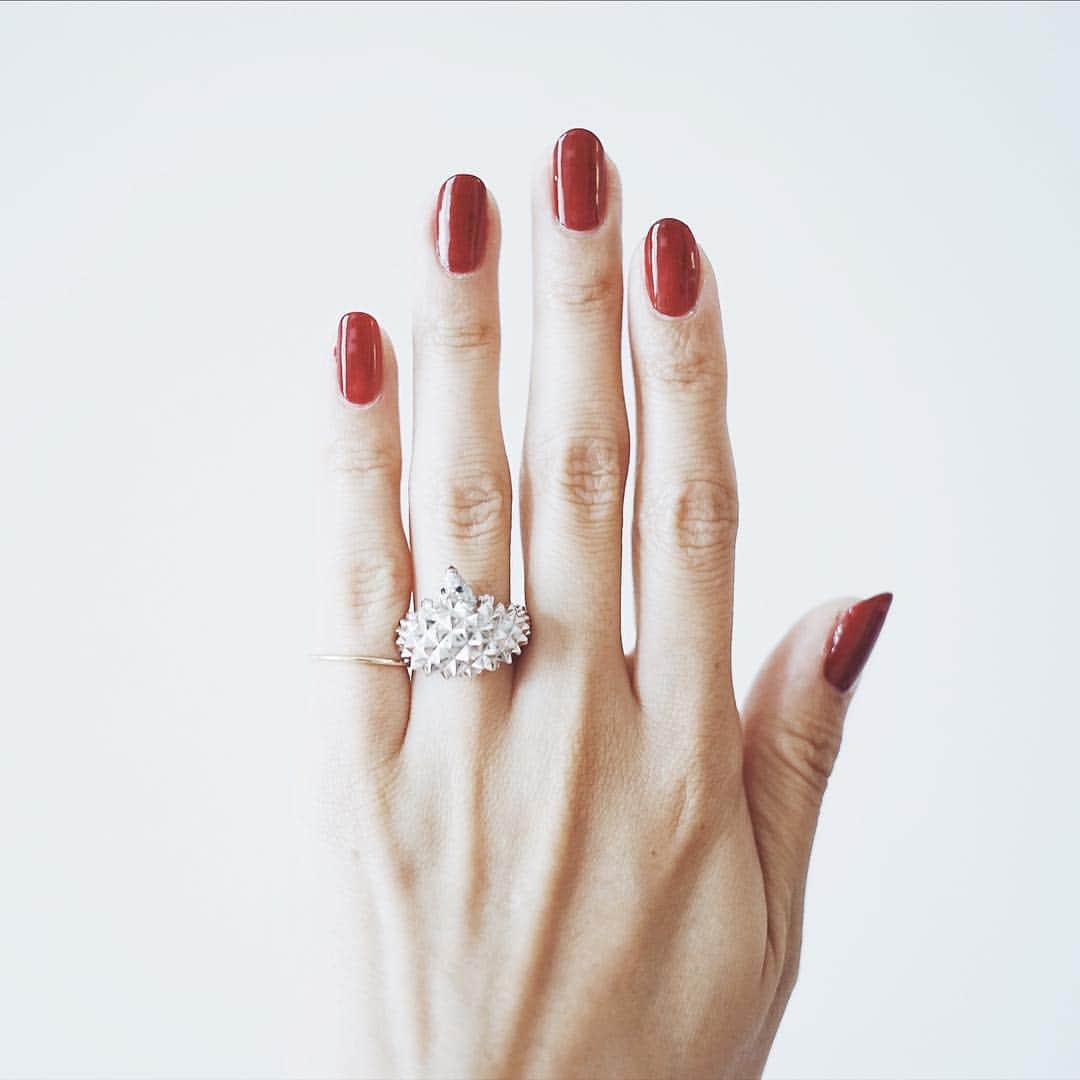 のインスタグラム：「New nail💅 . ネイルがとても綺麗に塗れたので、ここに33年間毎日働いてくれた手を残しておく。しわが増えてきたなあ…… . #newnail#myhand#opi#rednails#rednails💅#20170626」