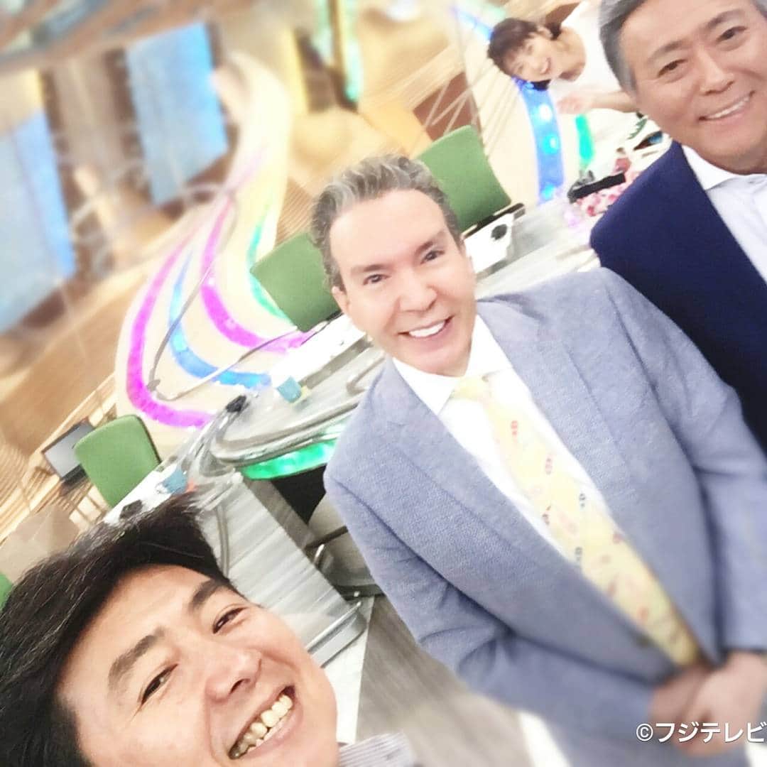 フジテレビ「とくダネ！」のインスタグラム：「昨日は女子チームだったので今日は男性陣で♪ …もしかしたら笠井さんは自撮りが苦手なのかもしれません。 また明日も、#朝8時からテレビの前でお会いしましょう！ さて、#どんなセリフが合うでしょう？ #小倉智昭 #デーブスペクター #笠井信輔 #自撮り #とくダネ大喜利 #大喜利 #とくダネコーデ #ファッション #コーディネート #今日のコーデ #アナウンサー #コメンテーター #2017 #7月26日 #水曜日 #とくダネ #tokudane #フジテレビ #fujitv 170726」