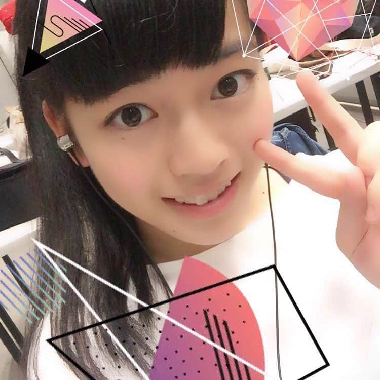 高岡薫のインスタグラム：「フォロー、コメントありがとうございます😂これは以前の握手会で撮った写真にスタンプをぺいっと貼ったものです  #ぺいっと貼ったよ」