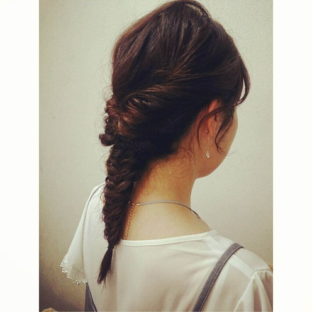 滝香織さんのインスタグラム写真 - (滝香織Instagram)「本日のヘアスタイル♪ くるりんぱからのフィッシュボーン。 う～ん、どう編み込まれてるんでしょう！？ いつもヘアメイクさんに素敵にしていただいております(*^^*) #ヘアスタイル #くるりんぱ #フィッシュボーン #よるマチ #あいテレビ #アナウンサー」7月26日 21時13分 - kaorin_taki
