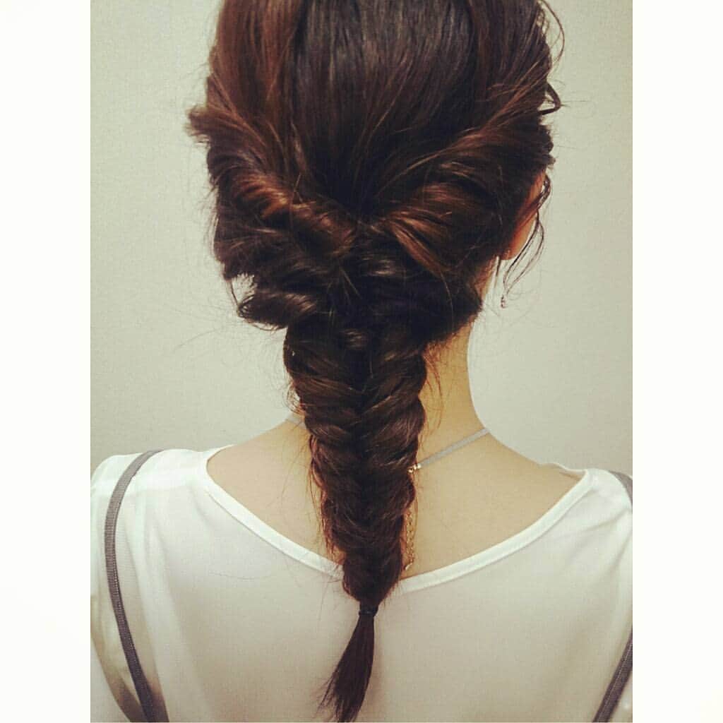 滝香織さんのインスタグラム写真 - (滝香織Instagram)「本日のヘアスタイル♪ くるりんぱからのフィッシュボーン。 う～ん、どう編み込まれてるんでしょう！？ いつもヘアメイクさんに素敵にしていただいております(*^^*) #ヘアスタイル #くるりんぱ #フィッシュボーン #よるマチ #あいテレビ #アナウンサー」7月26日 21時13分 - kaorin_taki
