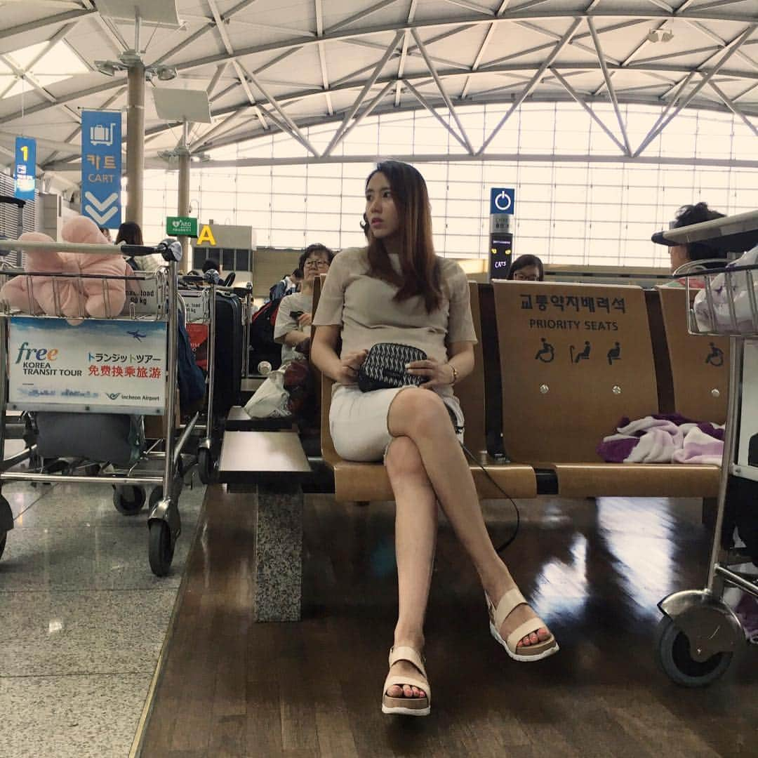 ウンチェさんのインスタグラム写真 - (ウンチェInstagram)「. #공항 에서 은채아빠가 #체크인 하는 동안  #은채 가 찍어준 사진이에요📸 #혼자집에오는길에#어쩔수없는#모성애#때문에 #울면서#운전하고온건#안비밀 😂 글두 집에 오는 길에 혼자서도 먹고는 살겠다며 마트 들렀다온건 #더안비밀🙈🙊 #절대절대나를위해서가아니라#채담이를위해서라는점🤥 - - - - #맘스타그램#줌마그램#젊줌마#임산부#임산부그램 #임신34주5일#임신9개월#예비닭띠맘#닭띠예비맘 #콜한#colehaan#제로그랜드_샌들#zerogrand_sandal @raumeditionofficial」7月26日 22時15分 - __leehye