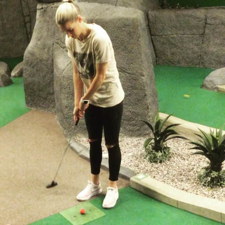 ジェンマ・ボナーのインスタグラム：「Crazy Golfing 🏌🏼‍♀️」