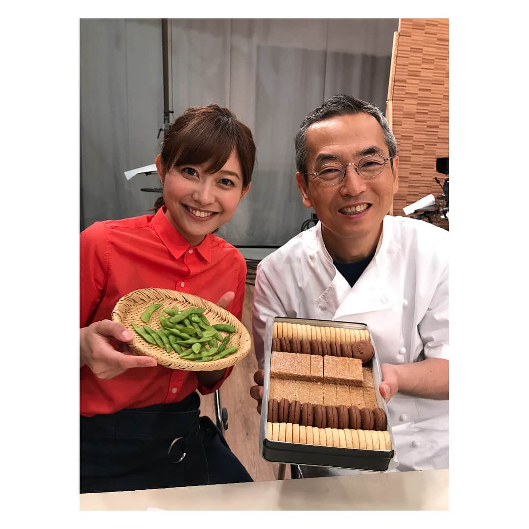 久冨慶子さんのインスタグラム写真 - (久冨慶子Instagram)「こんにちは😊 今日は少し過ごしやすい気温ですね✨ 昨日のおかずのクッキングでの土井先生との写真です🍳 休憩中「ツッカベッカライカヤヌマ テーベッカライ」とみんなで土井先生が手に持っているお菓子の名前とお店の名前を楽しく唱えてました🎵 3枚目は告知し忘れてしまいましたが昨日放送のミラクル9の衣装の写真です👗 ＊ ＊ #土井善晴 先生 #テレビ朝日 #おかずのクッキング #久冨慶子 #アナウンサー #ツッカベッカライカヤヌマ #テーベッカライ #ミラクル9」7月27日 11時33分 - keiko0hisatomi