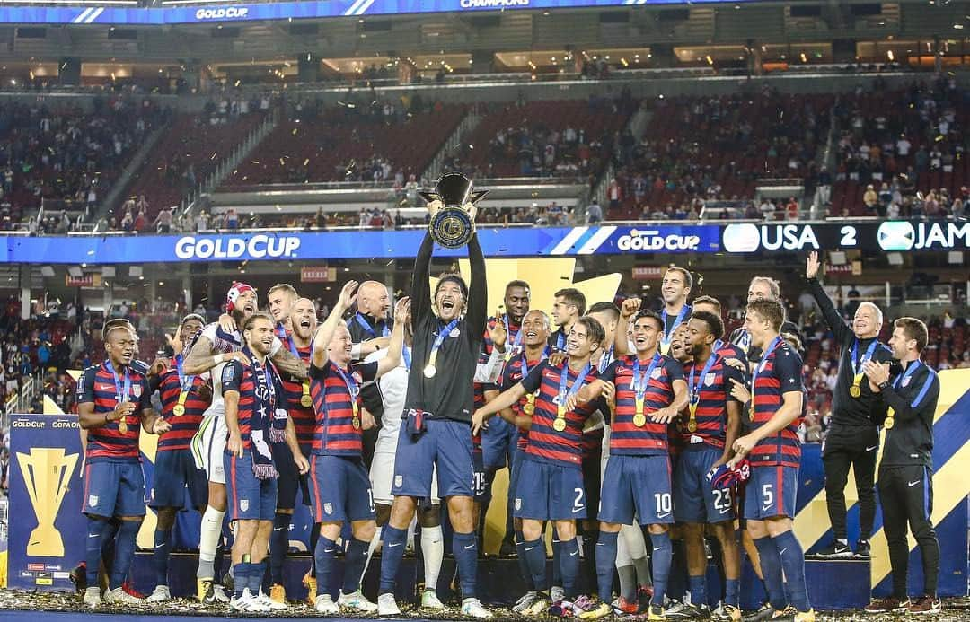 クリント・デンプシーのインスタグラム：「3X🏆cup champion thanks to all the fans for showing love. #isiphotos」