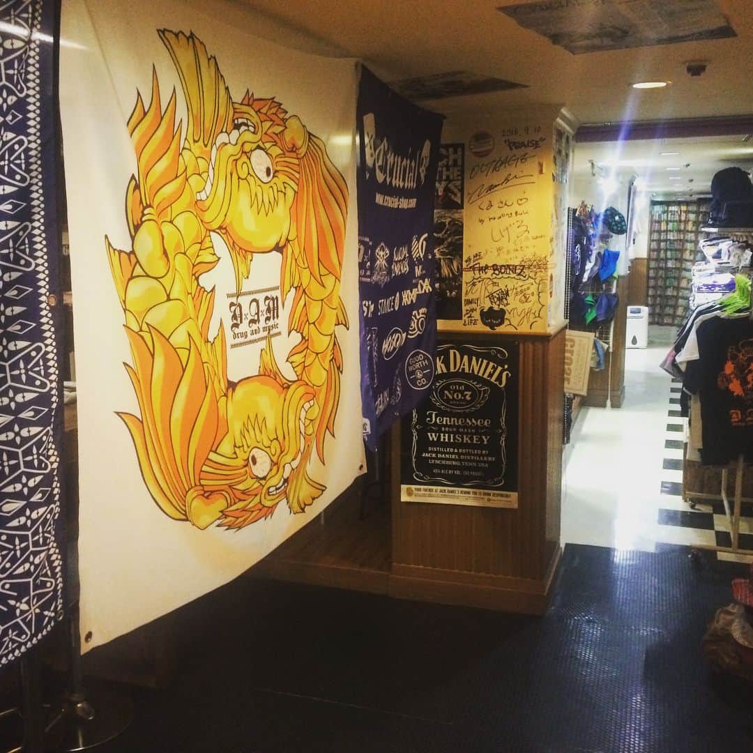 N∀OKIさんのインスタグラム写真 - (N∀OKIInstagram)「先日の名古屋 LIVE終わりに 久々SHINの店  CRUCIALへ  毎度ええ時間した  #DxAxM #CRUCIAL #アンパンマン #名古屋」7月27日 14時08分 - chairoy1945