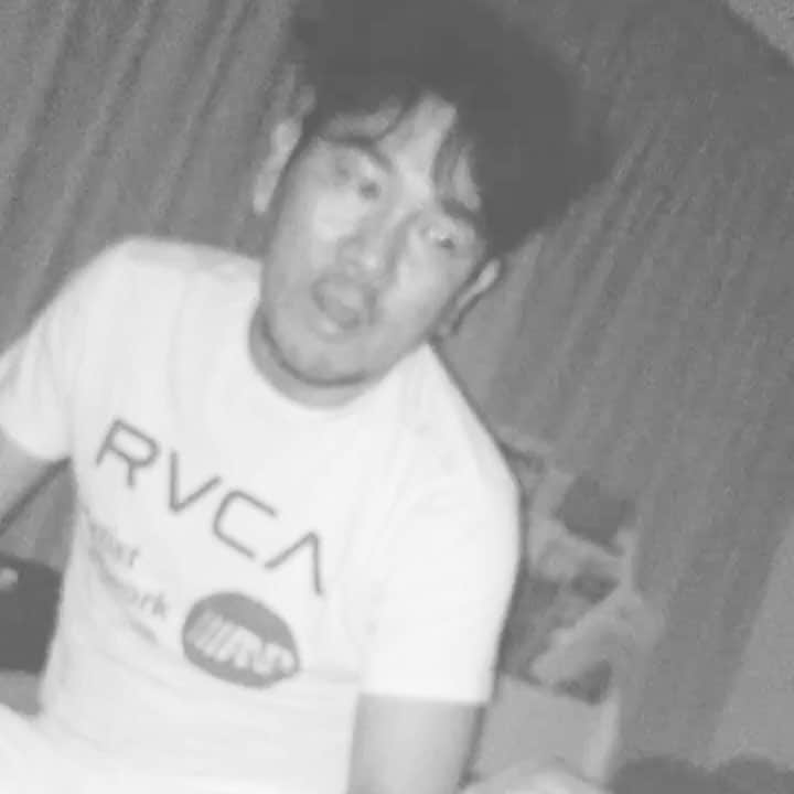 藤本敏史のインスタグラム：「寝たいのに うるさい #完全オフ状態の旦那なので #特に面白さゼロです」