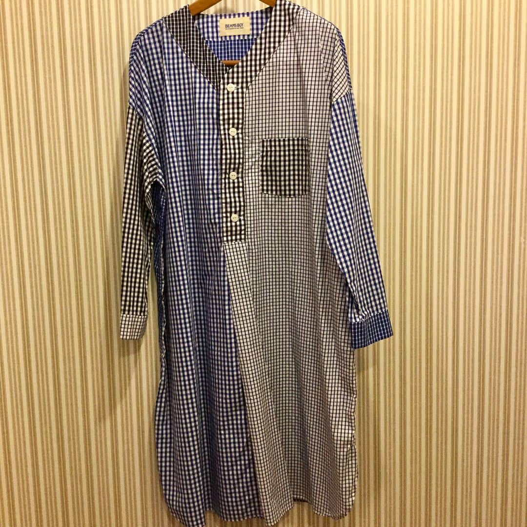 ビームス金沢さんのインスタグラム写真 - (ビームス金沢Instagram)「<BEAMS BOY> クレイジー パジャマ ワンピース ¥14,800+tax . メンズのパジャマから落とし込んだリラックスシルエットのワンピース🌈 ペルヴィアンピマという、細くしなやかで柔らかなコットンを使用した生地を使用しているため、今の時期でもストレスフリー✨ シルクのような肌触りと光沢感も特長です☝🏻 ブルーベースのストライプ、ギンガムチェックを＜BEAMS BOY＞らしくクレイジーパターンで仕上げました。 Ｖネックオススメポイントです🙆🏻💕 ． #BEAMS#ビームス#BEAMSBOY#ビームスボーイ#パジャマシャツ#シャツワンピース#ギンガム#ストライプ#クレイジー#chaco#beams金沢 #ビームス金沢」7月27日 20時56分 - beams_kanazawa