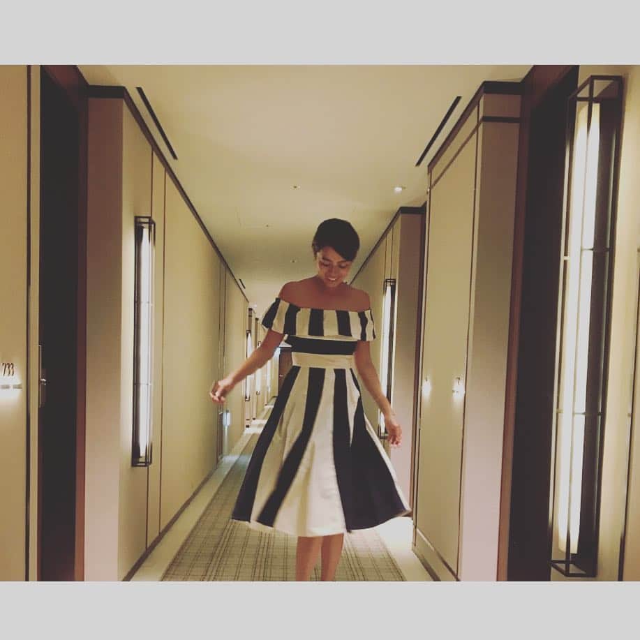 中林美和さんのインスタグラム写真 - (中林美和Instagram)「お気に入りのホテルで、お気に入りのワンピースを着て...🎶 #summervacation  #seoul  #母娘 #母娘旅  #dress / #velnica @velnica_japan」7月27日 21時47分 - miwanakabayashi
