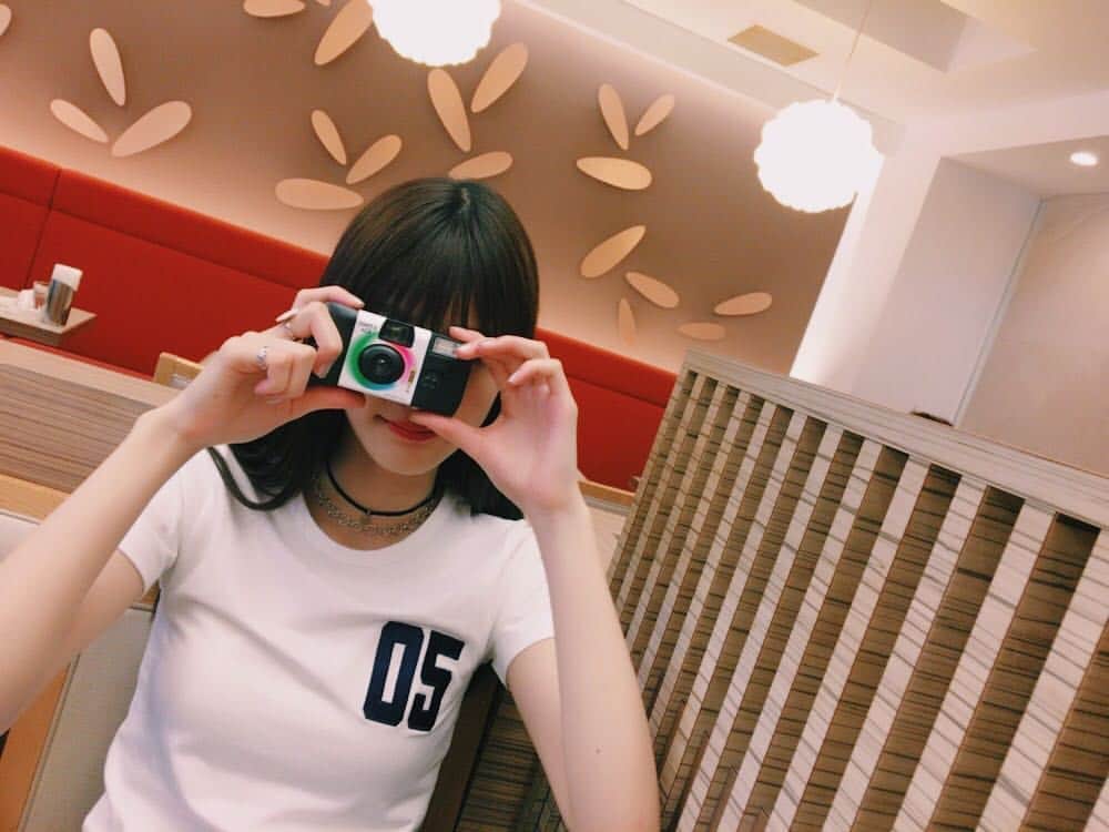 生見愛瑠さんのインスタグラム写真 - (生見愛瑠Instagram)「はいちーず☺︎📸❤️ #filmcamera #film」7月27日 22時21分 - meru_nukumi