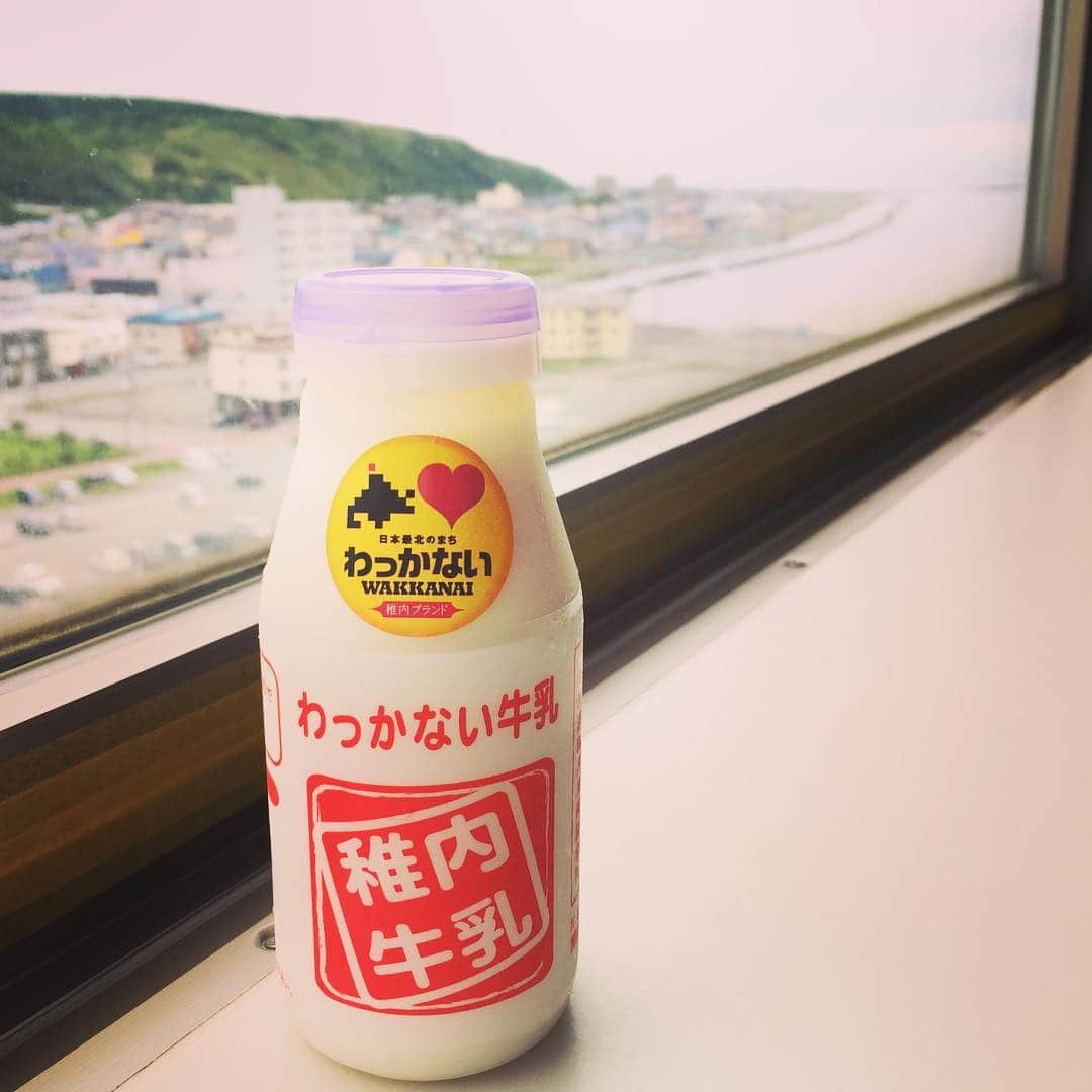 とよた真帆さんのインスタグラム写真 - (とよた真帆Instagram)「北海道だからどこに行ってもその土地の牛乳飲みたくなる😁  #北海道#稚内#牛乳#ミルク#やっぱり #美味しい な#hokkaidotrip #milk #濃厚牛乳 #頂きます #love #likes #instafood #happy」7月27日 22時17分 - maho_toyota