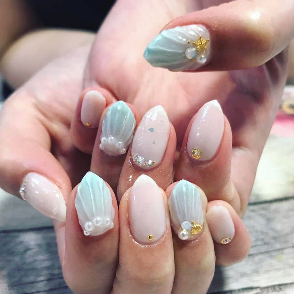 佐山愛のインスタグラム：「new nail💅 #nail #ネイル #jelnail #ジェルネイル #鱗ネイル #marmaidnail #summer #sea #beach #海」