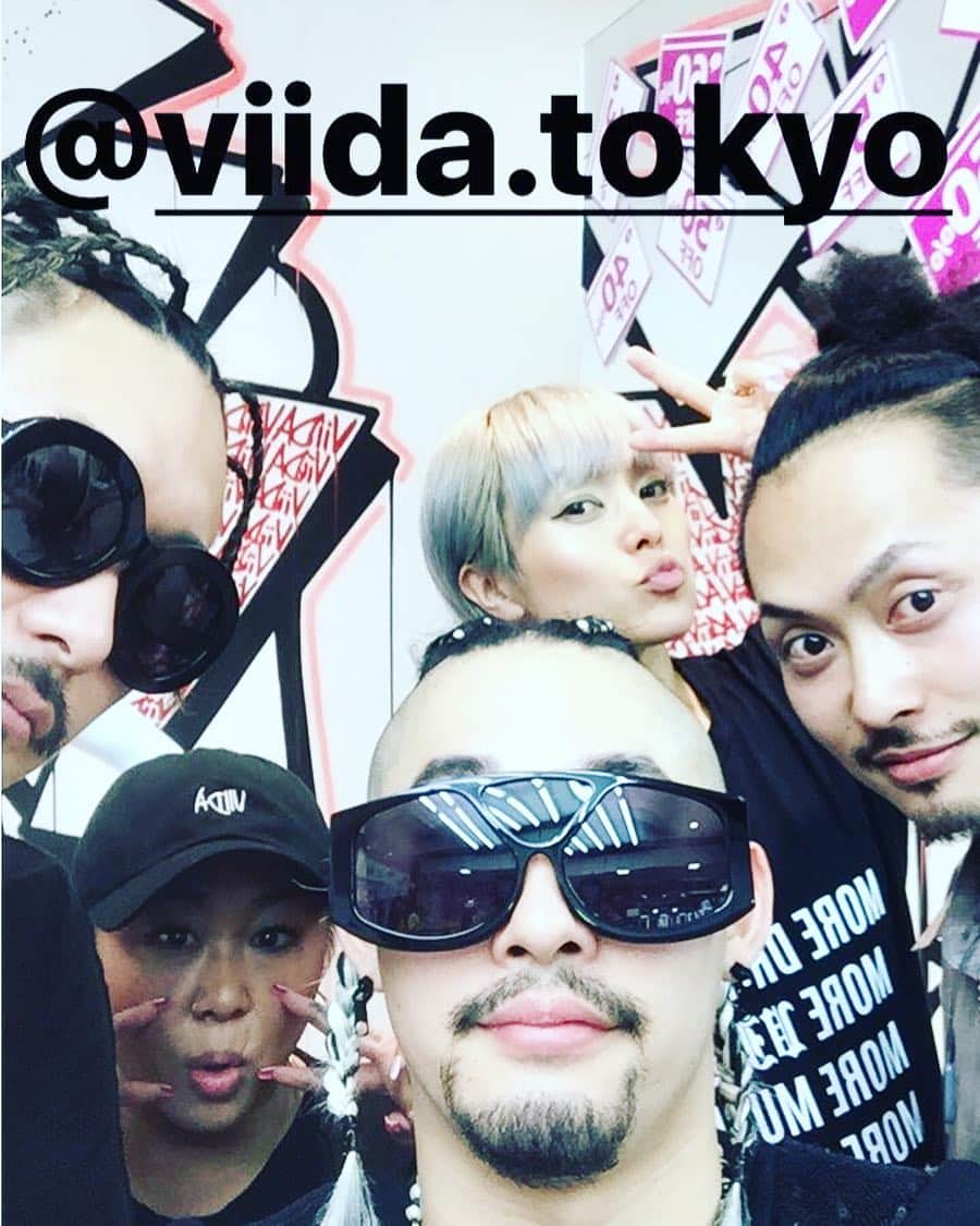 Nazukiのインスタグラム：「Justin BieberのダンサーYusuke&INARI ご来店‼️‼️ ありがとう😊  会えて良かった😋  ラフォーレグランバ👏🏻👏🏻 初日凄かった😭😭 31日まで、新作もセールです✌🏻 #viida #dancer #グランバザール  #grandbazaar #fashion  #harajuku #laforet #justinbieber」