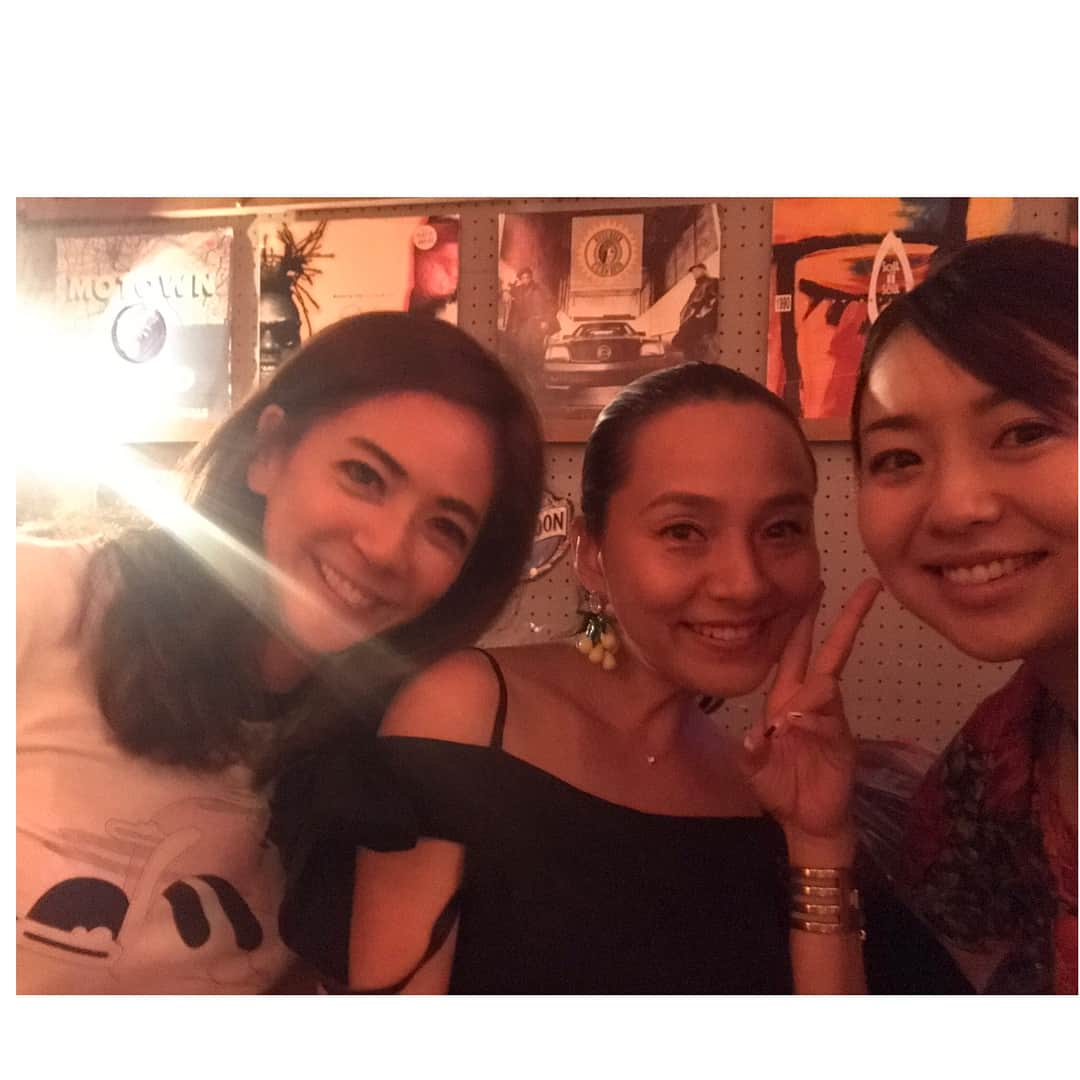 小林かなさんのインスタグラム写真 - (小林かなInstagram)「スタイリスト 斉藤くみちゃん 生誕40周年💕Birthday Party . 無事にサプライズ 大？成功♡ くみちゃん、おめでとう㊗️ . #ほっとしたのか #気が緩んだのか #久々飲みすぎたのか #朝起きたら #扁桃腺が腫れてて #久しぶりの熱 #38度 w #theguinguettebymoja」7月28日 1時02分 - kana__kobayashi