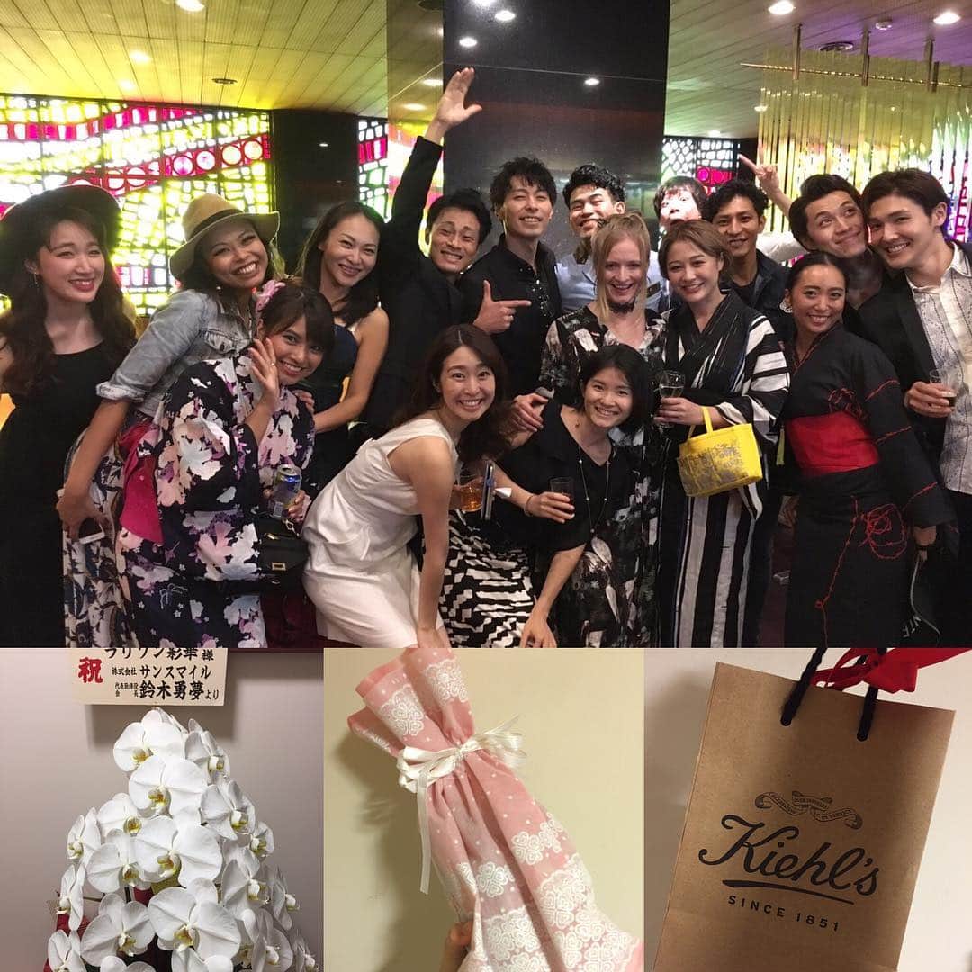 のインスタグラム：「#平原綾香 さんキャロルで初日幕開け致しました❣️あーやさんの歌声が帝劇に響き渡り、昨日と同様カーテンコールはスタンディングオベーション❣️ そして今日は乾杯パーティーもあり、本当に幕開けた実感が湧きました！ 千穐楽まで、怪我なくみんなで最高のステージをお届けできるよう精進致します❣️ いつも応援してくださってるファンの皆様、大切なお友達、家族、見に来てくれるだけでもありがたいのに素敵なプレゼントまで頂いてしまい感涙です。綺麗なお花、大好きなお酒、キャストのエリーは私のお気に入りのリップを初日祝いにくれたのー❣️うれしい❣️」