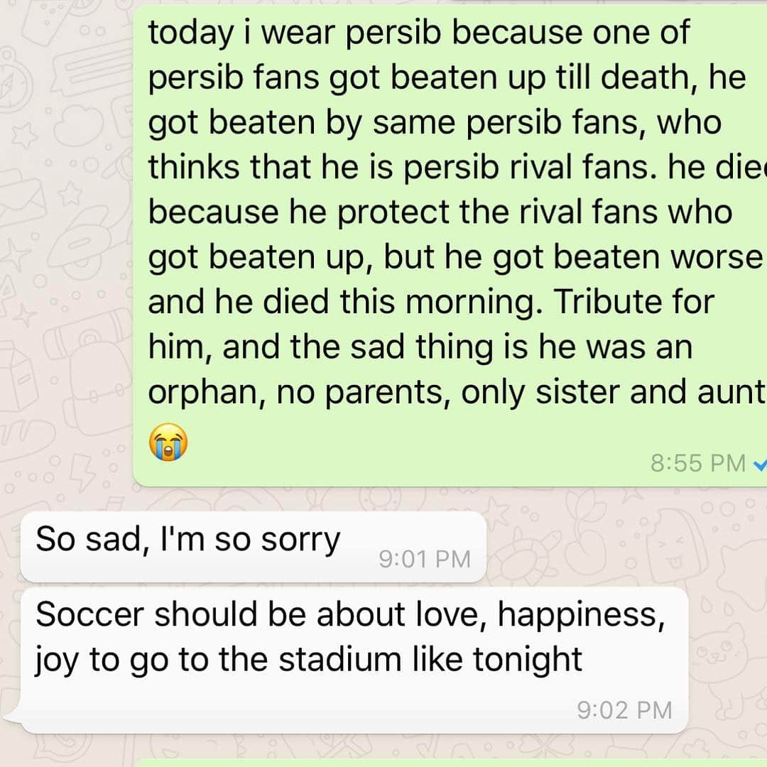 Jelly Jeloさんのインスタグラム写真 - (Jelly JeloInstagram)「That is the reason why i wear PERSIB Jersey today on @inter vs Bayern Muenchen on National Stadium Singapore. Jadi ini alasan aku kenapa pake jersey PERSIB pas nonton Inter vs Bayern.  Artinya : Hari ini aku memakai jersey Persib, dikarenakan salah satu Persib fans meninggal tadi pagi karena di pukulin sampai meninggal. Dia di pukuli oleh sesama Persib fans, yang berpikir kalau dia fans dari rival Persib. Dia meninggal karena melindungi fans dari rival Persib yang sudah lebih dulu dipukuli, tapi dia mendapat pukulan yang lebih parah, dan dia meninggal tadi pagi. Tribute untuk dia ( Rico ), dan yang sangat sedih adalah dia seorang anak yatim piatu, tidak punya orang tua, hanya mempunyai saudara perempuan dan tante nya. 😭 ... artinya lagi : Sedih sekali, aku ikut berduka. SEPAKBOLA SEHARUSNYA TENTANG CINTA, KEBAHAGIAAN, KECERIAAN PERGI KE STADION SEPERTI MALAM INI. #persib #persibbandung #inter #forzainter #stopviolance #stophate #interisti #bobotohpersib  SPREAD LOVE NOT HATE !! #persija #persijajakarta #thejak #persijajkt  STOP VIOLANCE,  STOP KEKERASAN !」7月28日 1時13分 - jellyjel0