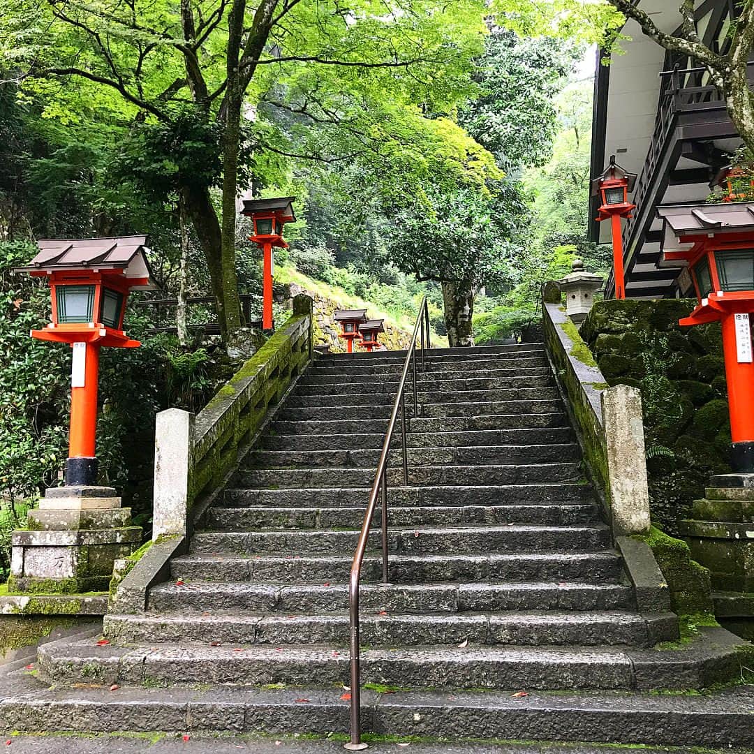 シェーン・ガラースさんのインスタグラム写真 - (シェーン・ガラースInstagram)「One of the most awe-inspiring places I've ever been!I did an all day epic adventure trek through the mountains north of Kyoto. I visited numerous Temples and Shrines along the way. Here are a few of the sites. ♥️ #kurama #mountkurama #kifuneshrine #grateful #love #aweinspiring #tengu」7月28日 13時03分 - shanegaalaasofficial