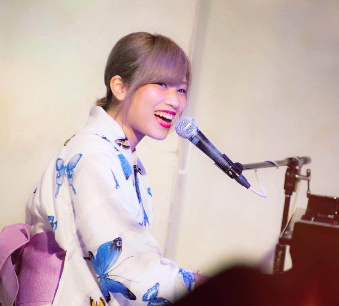 R!Nのインスタグラム：「歌うこと . . 私の命を紡ぐこと 私の全てを表現するもの 私の生き甲斐 . 昨日のライブは暖かくて 客席も立ち見も沢山でパンパンでした。満員御礼でした！ . 差し入れやお手紙もありがとうございました。 . . 昨夜は同い年の女の子からお手紙を貰いました。胸がグッとくる内容で、凄く丁寧な文字で、「初めてのファンレターです」という貴重なお手紙を寝る前に読んでいたのですが。 . . 私自身も不思議なのです。 学生の頃は、音楽は自分のそばに当たり前のようなあった存在で、まさか大人になってその道一本で生活できる日が来るなんて思ってなかった。 でも、今の自分がこうして生きているのは、日頃から支えてくださる皆様のおかげです。私1人の力ではできないことが沢山。むしろほとんどそうです。本当に、ありがとう。 . . 羨ましい、と そんなふうに思っていただけるようにキラキラといつまでも輝いていられる存在でありたいです。 . 今日から福岡入り！ ツアーも残り２公演。 駆け抜けてまいります！！ . . #live #tour #ライブ #ツアー #浴衣 #japan #夏 #summer #piano #singer #singersongwriter #vocalist #music #musicismylife #弾き語り #シンガーソングライター #smile #happy #感謝 #thanks #fukuoka #RIN #Gemie #followme  #FIGUREOUT #like4like #love #livephotos #photo #instadaily」