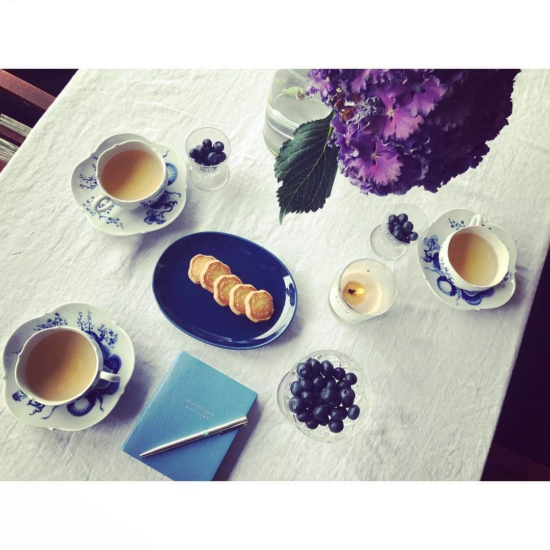 紗栄子さんのインスタグラム写真 - (紗栄子Instagram)「小さい頃から大好きな花椿ビスケットをお供に打ち合わせ📖 #花椿ビスケット #資生堂パーラー」7月28日 8時33分 - saekoofficial