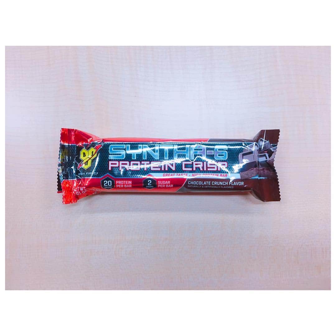 二村春香のインスタグラム：「#proteingraphcrisp #プロテイン #protein #クリスプ #gim #training #ランニング #トレーニング #ランニング #chocolate #チョコレート #syntha6  食べやすい😊」
