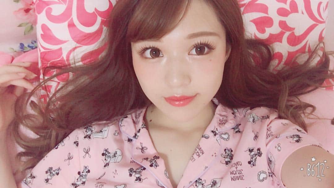 のインスタグラム：「‪♥️♥️♥️ . 先日も紹介したDECORATIVE EYES つけまつげ👁✨‬ ‪私は106番のシークレットウインクを着用してます💗‬ . 盛らずにナチュラルなタイプから目元を印象的に見せる束感のあるタイプまでバリエーションは豊富な6種類！ 簡単にメイクの幅が広がりますよ🌸 . 目頭、目尻がはずれにくく、しっかり一日中上向きまつげをキープできます😘 . せひcheckしてくださいね🔅 . #shobieyes #shobi #デコラティブアイズ #decorativeeyes #ショービアイズ」