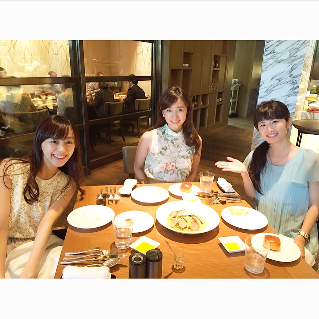 小野恵美さんのインスタグラム写真 - (小野恵美Instagram)「長野時代からのアナウンサー仲間❣️ 近況報告😌✨久しぶりの3人楽しかったな♪ ・ トリュフのパスタ美味しい🍴 #長野#アナウンサー#大手町#パレスホテル#グランドキッチン #トリュフ#パスタ」7月28日 14時08分 - onoemi_official