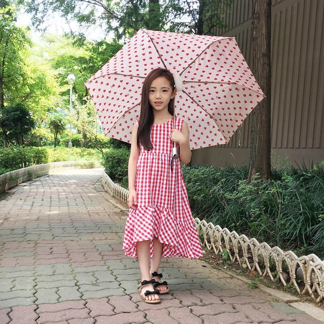 ウンチェさんのインスタグラム写真 - (ウンチェInstagram)「. #굿모닝 #비오는아침 이네요☔️ #시드니 도 서울처럼 출근시간에  교통체증이 심해서 은채는 새벽에 나서서  이른 아침부터 촬영중이에요~ #오페라하우스 쪽에서 촬영하고 있나봐요~ #사진은#출국#당일날#잠깐외출하던길 #은채보고싶다#이따가영상통화해야지 - - - - #7살#은채#이은채#eunchae #일상#daily#키즈모델#아역배우 @jillstuartstory #질스튜어트뉴욕 #jillstuart#양산#쁘띠다이아우산#우산」7月28日 8時50分 - __leehye