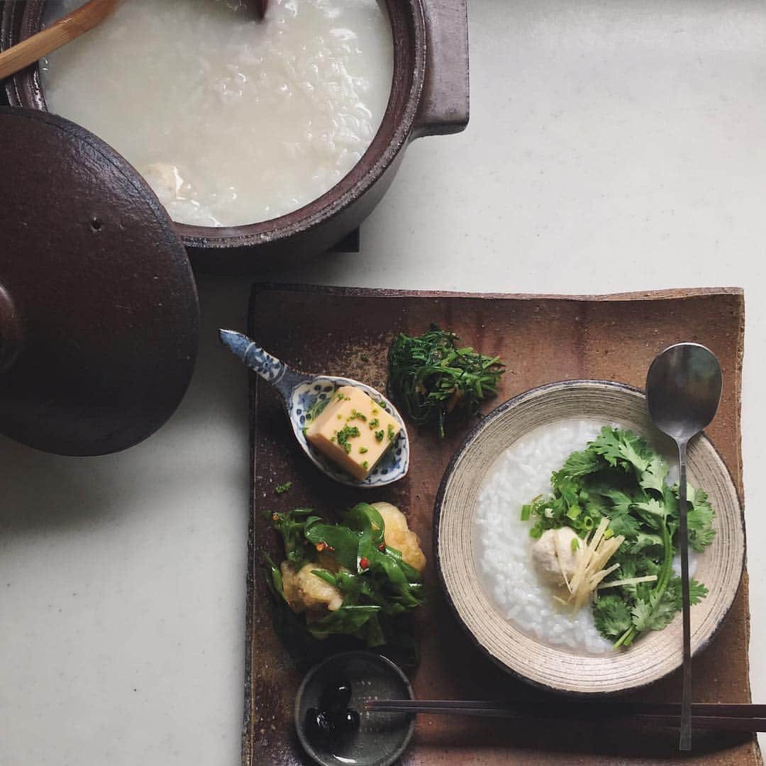 akoのインスタグラム：「Today's breakfast. おはようございます 今日は久しぶりに朝粥 金曜日ですね☺︎ * 鶏団子のエスニック粥 おかひじきの梅和え 卵豆腐（青柚子ちらし） 昨晩のとり天に九条ネギ（おいしい唐辛子） 黒豆」