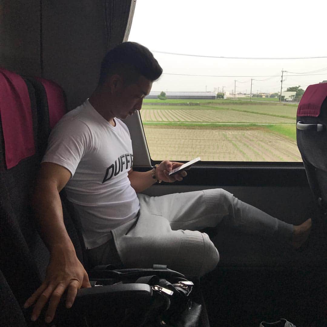 のインスタグラム：「ボディービルダー。古澤くん 席隣だと胸筋が、ちこーて、ちこーて。 #胸筋バスター #古澤勝吾 #筋トレの動画しか見てない #見習おう #へいめーん #アラボーイメーン」