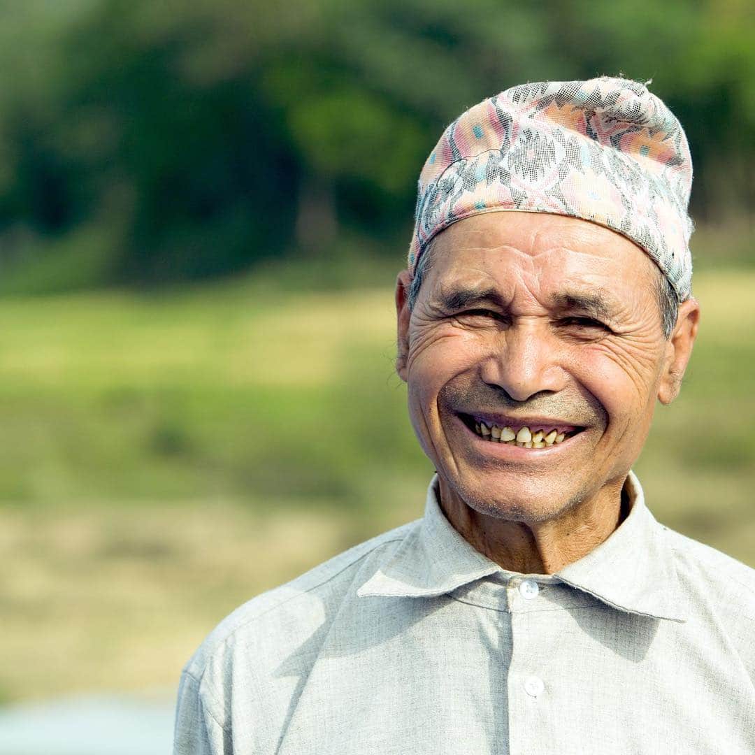 Chyangra Pashmina Sustainableのインスタグラム：「Our artisans produce Chyangra Pashmina products with love and years of Nepalese tradition.  ネパールのチャングラパシュミナのアーティザンはネパールの伝統を守りながら愛情を込めて製品作りに勤しんでいます。 #Fashion #Design #Cashmere #StepInsideNepal #IMadeYourClothes」