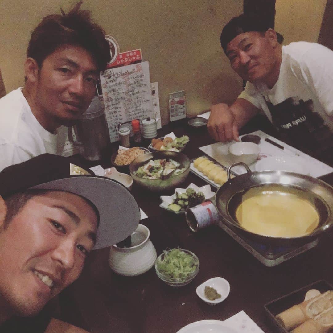 西岡剛のインスタグラム：「昨日は雨の中応援ありがとうございました😊 忘れることのない誕生日を迎える事ができました😭 ついてるのか？ついてないのか？🤣 グランドで野球ができて一軍の場所であれだけのファンの方に応援されてできる野球は本当に最高に幸せな人生だなと思ってプレーできるようになりました。 だから早く結果をだしたい😥 チーム勝てた事が何より嬉しい😃 とにかくできる事を全力で頑張ります。 昨日はキャプテンとトリさんに祝ってもらってご飯食べながら野球談義⚾️ 結果野球というスポーツは答えがないから難しい。 完璧なバッティングしても正面いって捕られればアウト😫 振り遅れてバット折れても、いいところに落ちればヒットになる事もある。 どう打つか投げるかの基本はもちろんありますけどね。 引退するまで追求し続けるでしょうね👍 頑張ります。 そして昨日は応援、インスタでのコメントありがとうございました😊 嬉しくて感謝するしかありません。 早く結果で応えれるように頑張ります！ #阪神タイガース #福留孝介#鳥谷敬#西岡剛  #野球談義#誕生日」