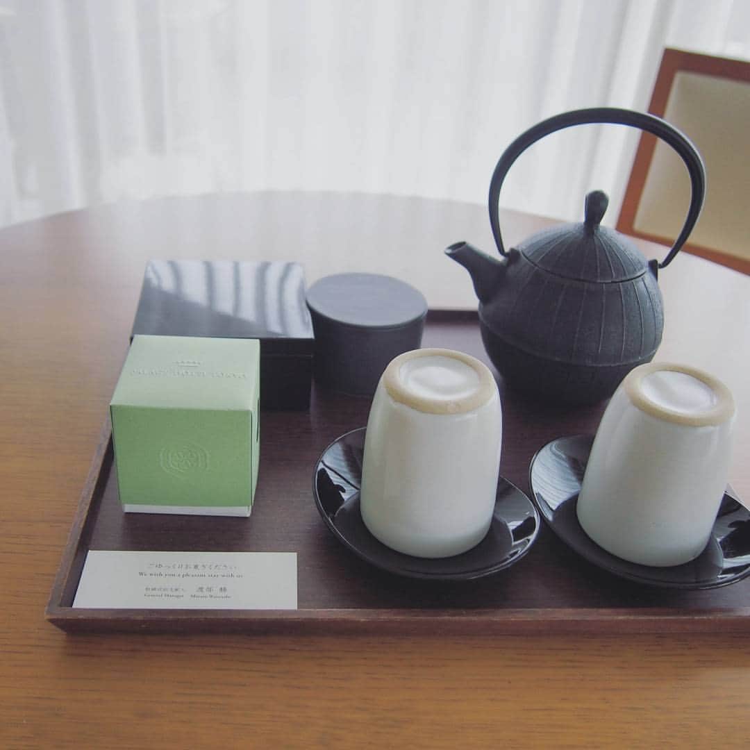 Palace Hotel Tokyo / パレスホテル東京さんのインスタグラム写真 - (Palace Hotel Tokyo / パレスホテル東京Instagram)「お部屋にチェックインしたら、まずはHIGASHIYAのお菓子とともにゆっくりとお茶を楽しんで。南部鉄器の急須で入れたお茶を益子焼の湯呑みで味わう至福のひとときです。Relax after a long journey with treats from HIGASHIYA and a warm cup of tea made with our Japanese craftware tea set.  @higashiya_higashiya #工芸品 #南部鉄器 #越前漆器 #益子焼 #ヒガシヤ #ほっと一息 #お茶の時間 #ティータイム #丸の内 #パレスホテル東京 #Higashiya #mashiko #mashikoyaki #pottery #ceramics #craftware #nambutekki #castiron #laquerware #teaset #timefortea #Marunouchi #PalaceHotelTokyo」7月28日 12時25分 - palacehoteltokyo