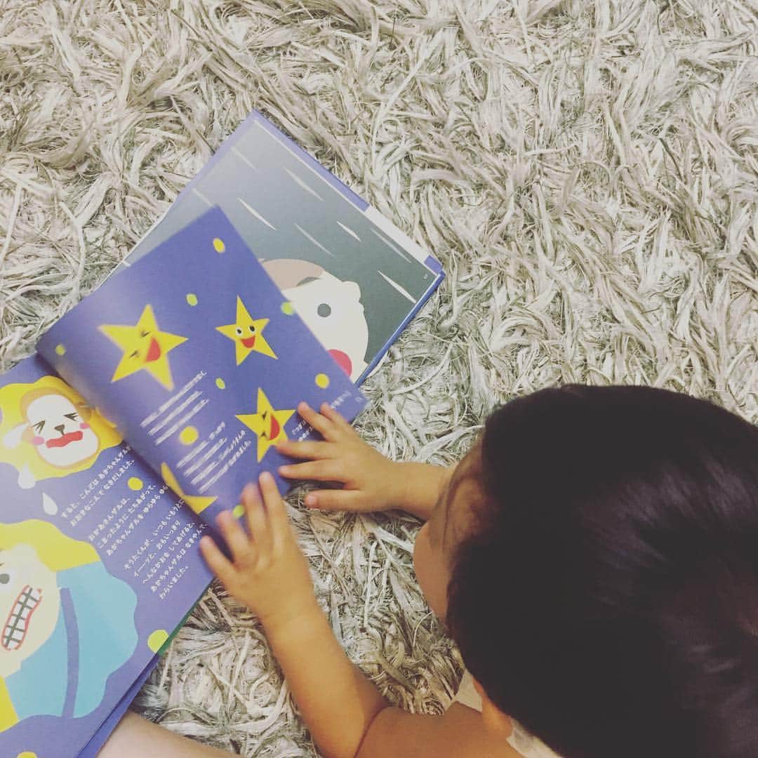 亀恭子のインスタグラム：「「あおいでんしゃでいくからね」  高速で読む息子。  嬉しそうな後頭部^ ^  ハードな今週…私はコンブみたいにヘナヘナなで、 ただ今この写真を眺めて癒されてます…  #myson #mylove #あおいでんしゃでいくからね #VERY #息子のお気に入り #本大好き #私が読んでる側からページをどんどんめくる」