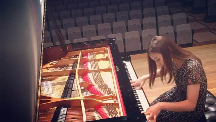 森本麻衣のインスタグラム：「Schumann/ Sinfonische Etüden. variation6❣️ シューマン/交響的練習曲 var.6 Symphonic Etudes 🎹✨ . . 前回のつづき🌼 . . #schumann#symphonic#etudes#piano#instapiano#playingthepiano#classic#concert#üben #maimorimoto#pianist#pianista#japanese#🎹 #シューマン#交響的練習曲#ピアノ#クラシック#コンサート#森本麻衣#ピアニスト」