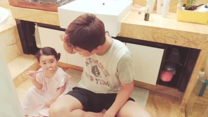 イン・ギョジンのインスタグラム：「아빠찌카 하은이 찌카」