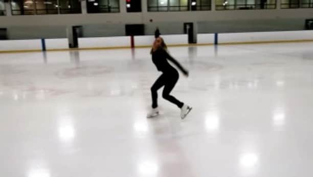 イザベル・オルソンのインスタグラム：「Sooo this is what's been going on this week! I've been working on my short program with @shaechez and it turned out amazing as you guys can see! Haha, the last one is definitely the best! 😂⛸ #skatesweden #johnwilsonblades #edeaskates #edeafamily #teijasskateshop」
