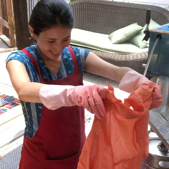 望月一花のインスタグラム：「初めての染め物体験‼︎👚💕 すごいすごい！すぐ染まった‼︎ 綺麗な綺麗な茜色💓 こんなに美しい色になるなんて！ 自然の力ってすごい🙌💓 @haruka_haruka_ ありがとう♡♡♡ #染め物 #茜 #beautiful #whatawonderfulday #firsttime #experience #coloring」