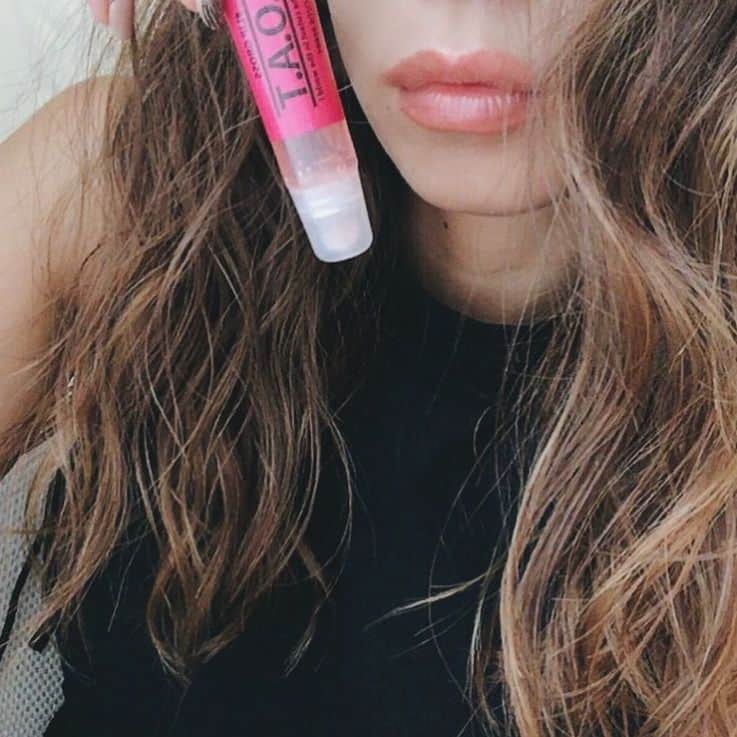 長谷川唯のインスタグラム：「・ ・ 今気に入ってるリップグロス💋ゴーアットのリップを塗るだけすごい唇がプルプルになるんだ♥️ @goat_makeup ・ ・ ・ http://goat-makeup.com/ ・ ・  #メイクアップ #makeup #リップグロス #ゴーアット #GOAT #beauty #instagood」