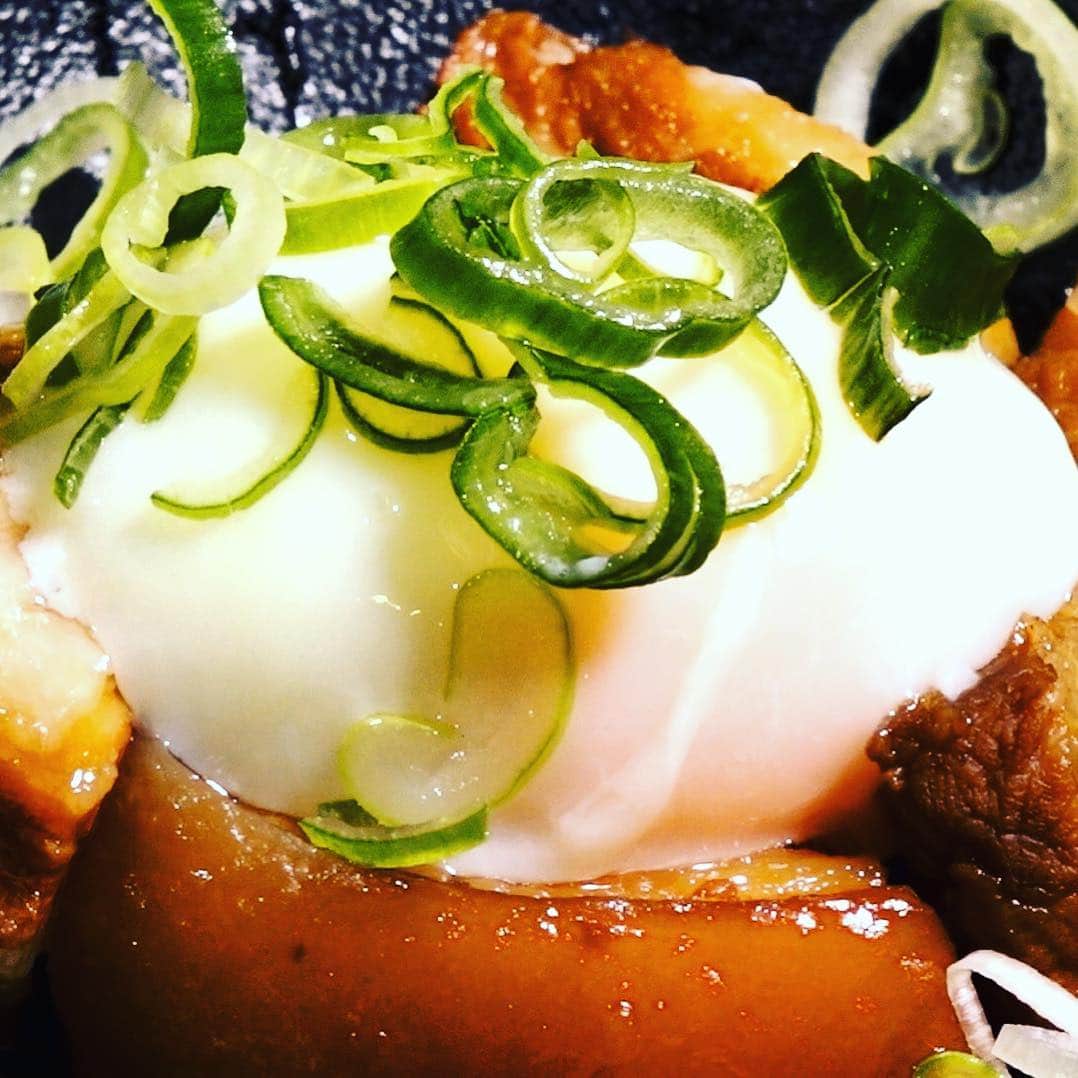 孫六のインスタグラム：「接写もどぞ  #foodporn #pork #cuisine #japanese #okinawa #料理 #飯テロ #ラフテー #前田鶏卵 #沖縄」