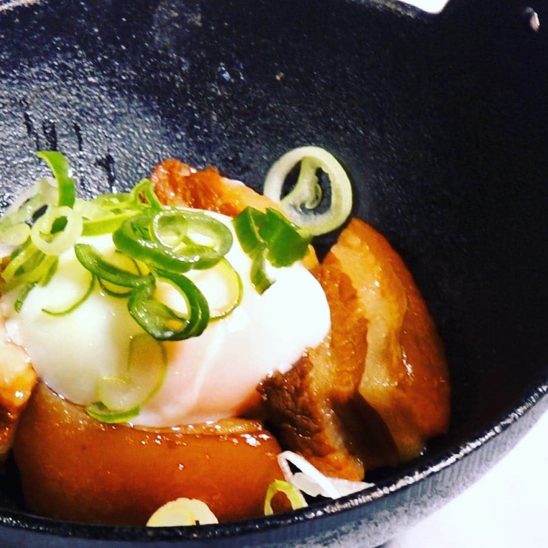 孫六のインスタグラム：「ラフテーに前田鶏卵温玉にネギ、、、舌鼓っすわ  #foodporn #pork #cuisine #japanese #okinawa #料理 #飯テロ #ラフテー #前田鶏卵 #沖縄」