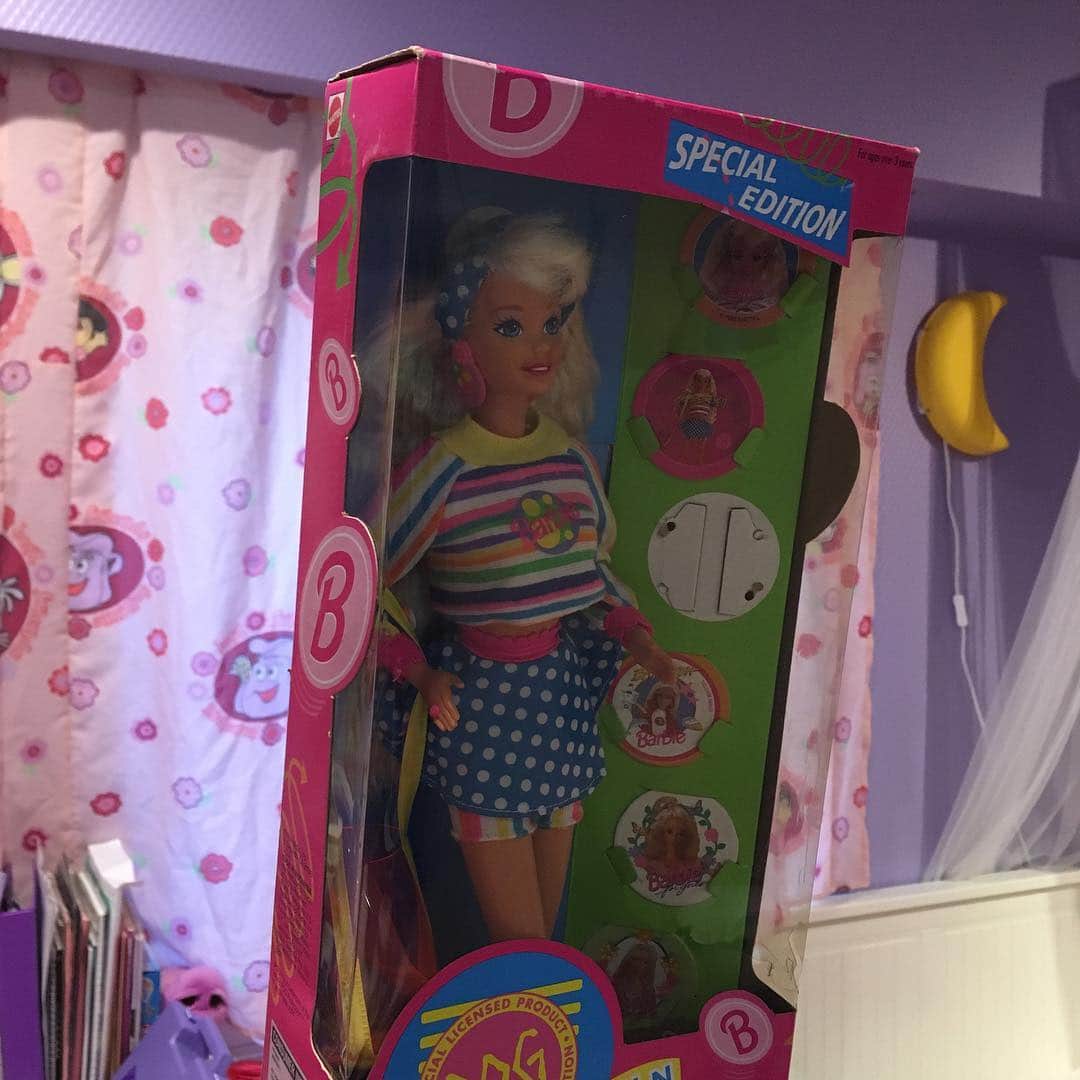 オクヒラテツコ（ぺこ）さんのインスタグラム写真 - (オクヒラテツコ（ぺこ）Instagram)「どらみさんからお誕生日プレゼントにといただいたBarbie💜🌈バッグ持ってて、右のをバッグに入れられるんやって〜かわいすぎる！どらみさん ありがとうございます :'( #barbie #doll #present」7月28日 18時45分 - pecotecooo