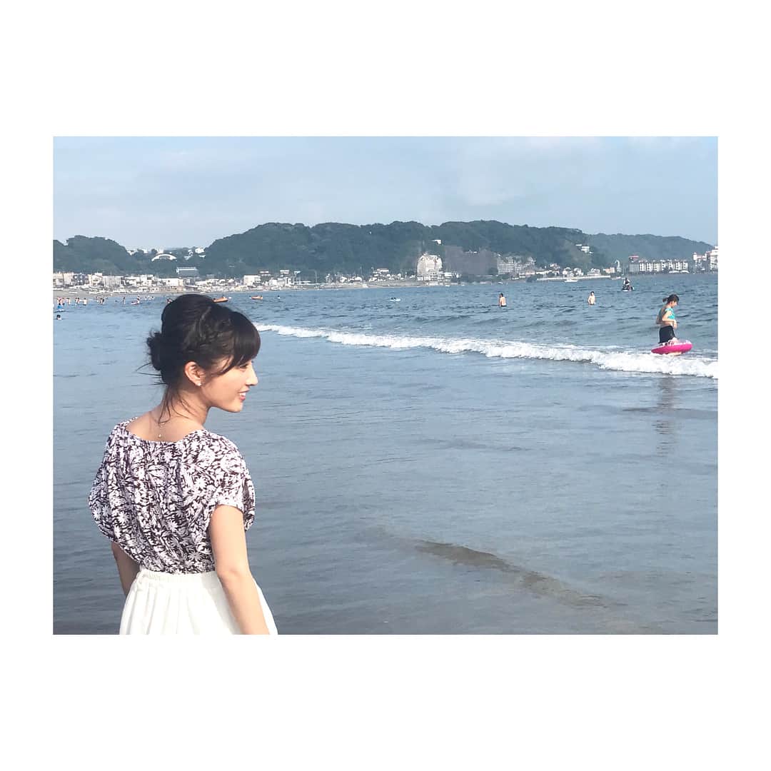 のインスタグラム：「🏖 夏空で海日和🌊 由比ヶ浜からお天気中継でした📺 ． 水着は持っていなかったので 足だけ海に入ってきました！ 冷たくて気持ちよかった💕 ． 足をなでる波がくすぐったくて ニヤニヤしてます（笑） ． #テレビ東京 #ゆうがたサテライト #お天気中継 #気象予報士 #お天気キャスター #海の家 #ナナナ #ナナナマリーナ #鎌倉 #由比ヶ浜海水浴場 #ボブ #ボブアレンジ #アップヘア #海日和 #yuigahamabeach #kamakura」