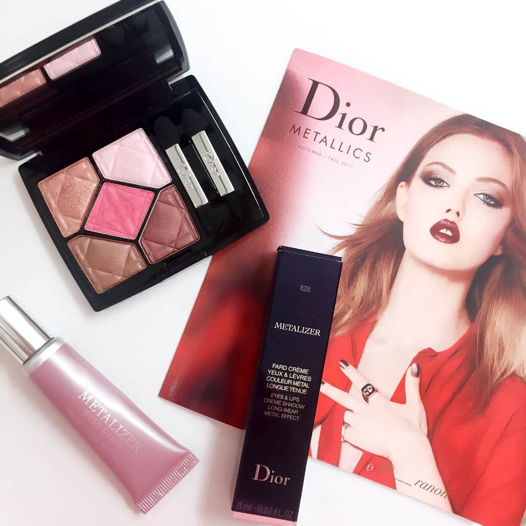 ___ranonのインスタグラム：「＊ ＊ ＊ Dior ディオールショウ メタライザー 828 ピンクパルジョン 限定品 2017年8月4日 全国発売予定 ＊ マルチに使えるクリームアイシャドウ😳💕 パウダーアイシャドウと合わせるのはもちろん、リップやチーク、下地とも混ぜて使えます！ ＊ 2枚目の左上はメタライザーのみのスウォッチ。 薄く下に仕込むと上品なツヤ感が増します。 ピンクやパープル、ブラウンのパウダーアイシャドウと合わせてみたのですが、ほんのりピンクみが出て可愛かったです！ メタライザー単品使いのときは少し濃いめに。ピンクだけどどこかすっきり見せてくれるので、単品だけでもいけました〜♡ヨレもないし持ちも抜群！ サンクのアトラクトとも相性良かったです♡ ＊ 右上はピンクのジェルチークの上から重ねたもの。これもほんのりツヤ感が綺麗に足されて可愛い！ 頬の高い位置に重ねると立体感も出て◎◎ ＊ 左下はラメやシマー感のないコーラル系のリップの上から重ねたもの。 唇の中央に薄くとんとんと置くと一気に上級者リップに！ グロスでは出せないような薄いヴェールをかけたようなツヤにうっとりです。 ＊ チューブタイプなので持ち歩きにもぴったり😍😍 しっかり付けたいときはブラシで塗るといいそうです！ ブラウン系も気になります〜〜！！ ＊ #Dior #ディオール #ディオールショウ #ディオールショウメタライザー #クリームアイシャドウ #アイシャドウ #メタリック #pr #リップ #チーク #ピンクパルジョン #今日のメイク #秋コスメ #多色ラメ」