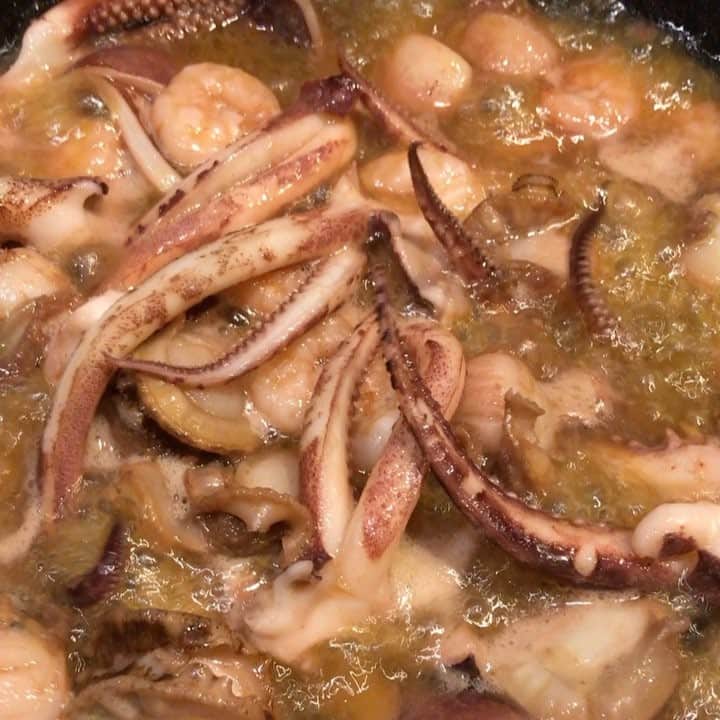 水野晃樹のインスタグラム：「お昼に続いて😓  お昼に料理したせいでまた作りたくなってしまって、練習帰りスーパーへ😅  どーしても食べたくなったアヒージョ^_^  5分で出来る簡単料理❤️」