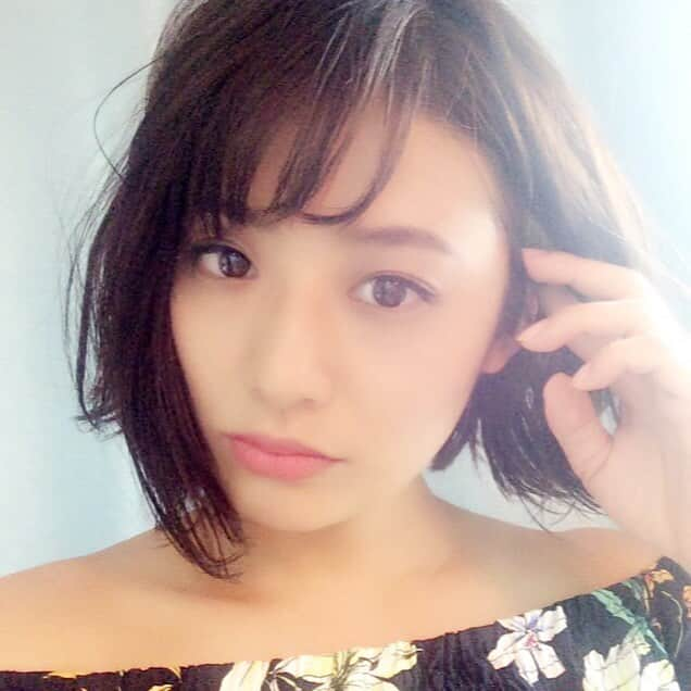 近野成美のインスタグラム：「メイクさんにいつもと違うメイクと髪型にして頂きました💄✨どうでしょうか？笑  #夏のいいオンナ風メイクだって#なんか恥ずかしい#メイク#ウェットヘア#夏#hairstyle#fashion  #girl#黒髮女子#화장#여름#여자#아가씨」