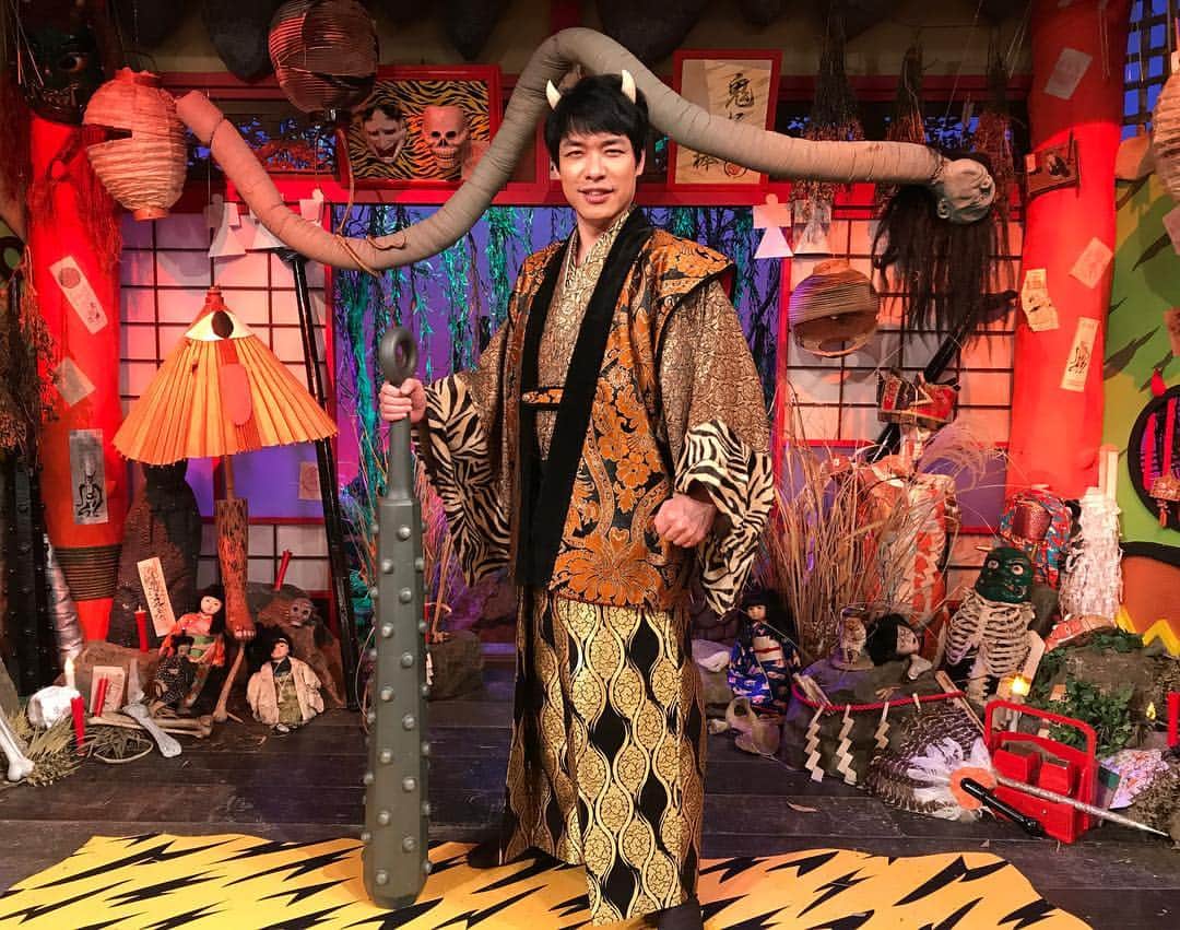 川島明のインスタグラム：「NHKで収録でした。  #鬼 #鬼の番組 #１時間ずっと鬼の特集 #台本に書いてあったコンセプトは #鬼の知られざる歴史について #鬼の家族がお届けする #異世界バラエティ #と書いてあった #一つもわからん #何回読んでもアタマに入らん #セットもすごい豪華 #でも収録中に #急に装飾物が落ちてきたりした #しっかり怪奇現象あるんかい #とにかく必見の番組 #BSプレミアム #鬼伝」