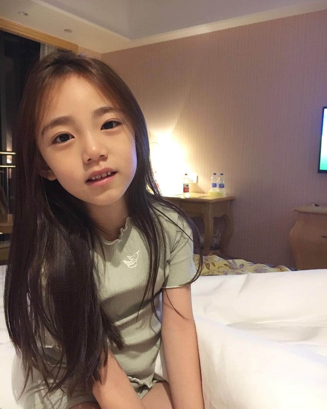 ウンチェのインスタグラム：「. #울애기#잘자😴 - - - #7살#은채#이은채#eunchae #딸스타그램#육아스타그램#인스타키즈 #일상#얼스타그램#청순#굿밤#굿나잇」