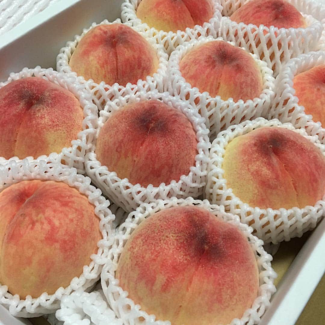 田口春菜のインスタグラム：「ももー🍑 美味しそう！ 早く食べたい😍 #桃 #もも #かぶりつきたい #大好物❤️」